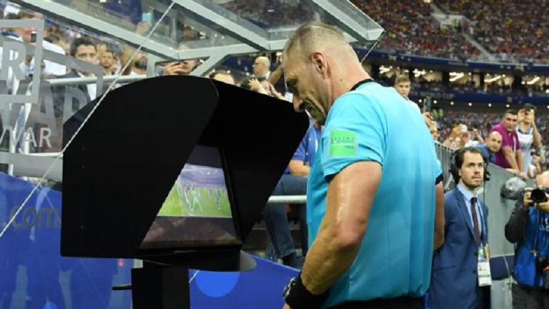 referee using VAR